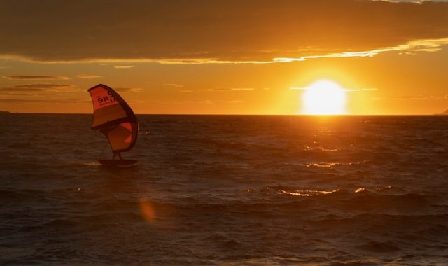 Guide débutant : maîtriser le windfoil en 5 Étapes